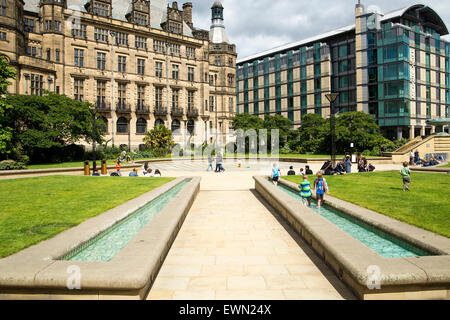 Kinder spielen im Wasser in Sheffield Wintergärten Stockfoto