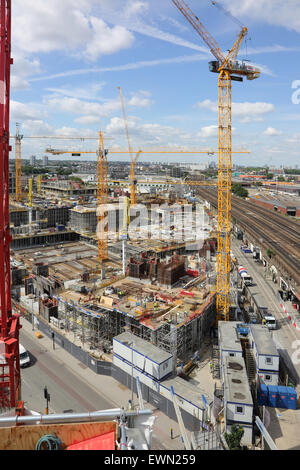 Neue Wohnanlage im Bau auf der alten Sainsburys Website bei Nine Elms in Südlondon. Blick Richtung Battersea. Stockfoto