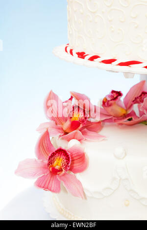 Detailansicht der live Blumendekoration auf Hochzeitstorte Stockfoto