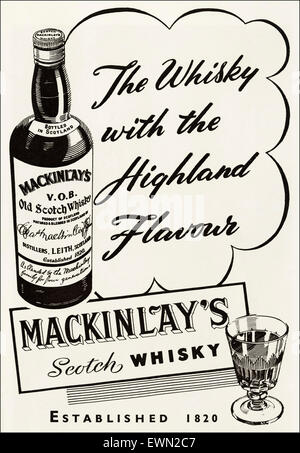 1950er Jahre Werbung ca. 1954 Magazin Werbung für Mackinlays Scotch Whisky Stockfoto