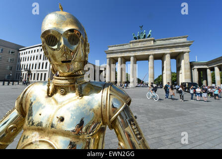 Berlin, Deutschland. 29. Juni 2015. Star Wars Figur Droiden C-3PO von Madame Tussauds Wachsfigurenkabinett steht während einer Promotion-Tour vor dem Brandenburger Tor in Berlin, Deutschland, 29. Juni 2015. Madame Tussauds Wachsfigurenkabinett, Disney und Lucas Films haben gemeinsame Kräfte für eine enge Zusammenarbeit für die Ausstellung "Star Wars bei Madame Tussauds", das 11 Zeichen, Helden und Schurken aus der Star Wars Saga präsentiert. Bildnachweis: Dpa picture Alliance/Alamy Live News Stockfoto