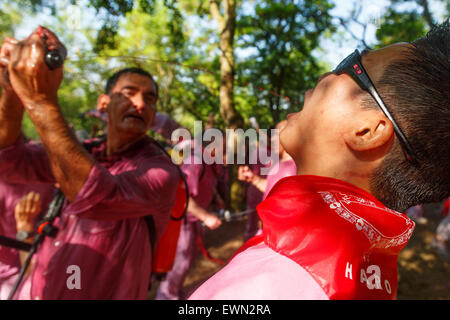 Young Asian Wein trinken. Schlacht von Weinfest. Haro. La Rioja. Spanien Stockfoto