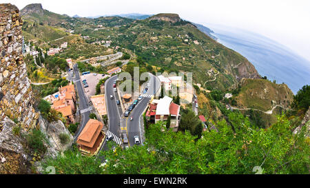 Herrliche Aussicht auf die sizilianische Küste von Castelmola in Sizilien Stockfoto