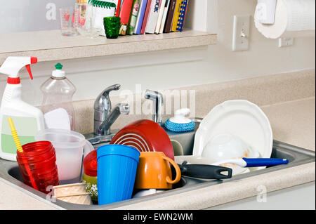 Bunte Schuss Küche Waschbecken voller schmutziges Geschirr. Stockfoto