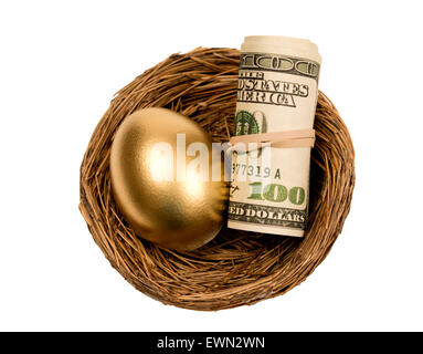 Gold-Ei sitzt neben Roll Währung oder Geld.  Schuss auf weißem Hintergrund. Stockfoto