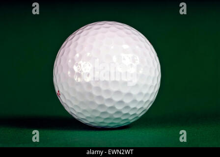 Makroaufnahme der Golfball auf grün.  Gedreht im studio