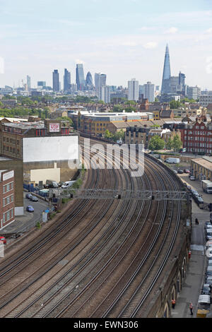 Leere Gleise in der Nähe von London Vauxhall Station mit der Skyline der City of London im Hintergrund Stockfoto