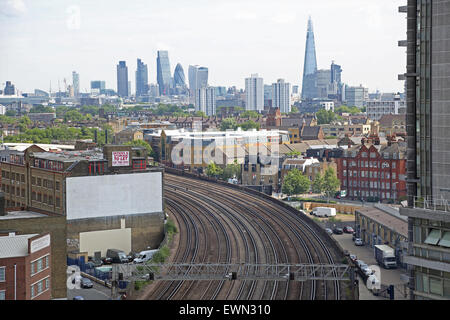 Schienen in der Nähe von London Vauxhall Station führt nach Waterloo mit der Skyline der City of London im Hintergrund Stockfoto