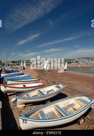 Boote auf Shaldon Strand, mit Blick in Richtung Teignmouth. Stockfoto