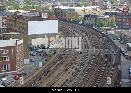 Leere Gleise in der Nähe von London Vauxhall Station umgeben von den Gebäuden der Süd-west-London Stockfoto