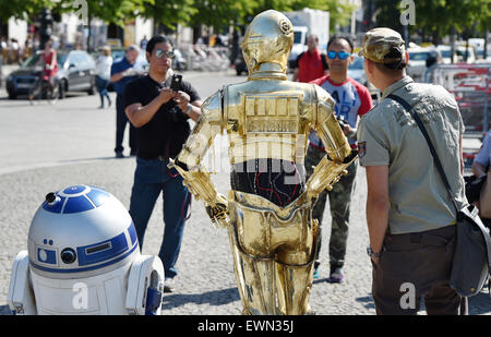 Berlin, Deutschland. 29. Juni 2015. Die Star Wars Figuren Droiden C-3PO (L) und R2-D2 von Madame Tussauds Wachsfigurenkabinett werden während einer Promotion-Tour vor dem Brandenburger Tor in Berlin, Deutschland, 29. Juni 2015 fotografiert. Madame Tussauds Wachsfigurenkabinett, Disney und Lucas Films haben gemeinsame Kräfte für eine enge Zusammenarbeit für die Ausstellung "Star Wars bei Madame Tussauds", das 11 Zeichen, Helden und Schurken aus der Star Wars Saga präsentiert. Bildnachweis: Dpa picture Alliance/Alamy Live News Stockfoto