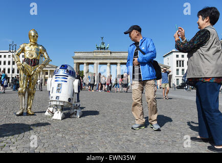 Berlin, Deutschland. 29. Juni 2015. Die Star Wars Figuren Droiden C-3PO (L) und R2-D2 von Madame Tussauds Wachsfigurenkabinett werden während einer Promotion-Tour vor dem Brandenburger Tor in Berlin, Deutschland, 29. Juni 2015 fotografiert. Madame Tussauds Wachsfigurenkabinett, Disney und Lucas Films haben gemeinsame Kräfte für eine enge Zusammenarbeit für die Ausstellung "Star Wars bei Madame Tussauds", das 11 Zeichen, Helden und Schurken aus der Star Wars Saga präsentiert. Bildnachweis: Dpa picture Alliance/Alamy Live News Stockfoto