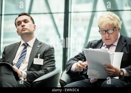 London, UK. 29. Juni 2015. Stian Berger Rosland(L), norwegischer Politiker für den konservativen Bürgermeister Boris Johnson(R) verbindet startet Null Emission elektrische Doppeldecker-Bus Credit: Guy Corbishley/Alamy Live News Stockfoto