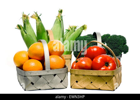 Körbe voller Frische und gesunde Früchte und Gemüse isoliert auf weiss. Stockfoto