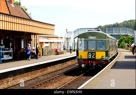 Ein Diesel Triebzug auf die North Norfolk Railway bei Weybourne Station, Norfolk, England, Vereinigtes Königreich. Stockfoto