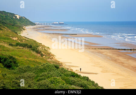 Ein Blick auf den langen Sandstrand zwischen Overstrand und Cromer an der Küste von North Norfolk, England, Vereinigtes Königreich. Stockfoto