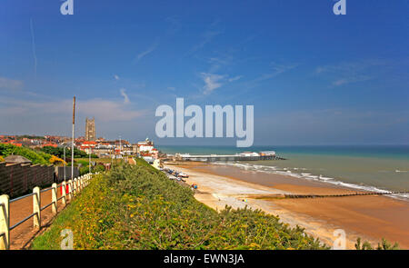 Ein Blick auf den Strand, Pier und Resort von Cromer, Norfolk, England, Vereinigtes Königreich Stockfoto