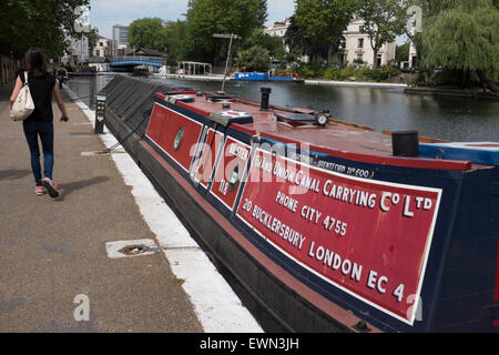 Schiff vor Anker am Grand Union Canal in London mit einer Anzeige für eine kommerzielle Wasserstraße Spedition. Stockfoto