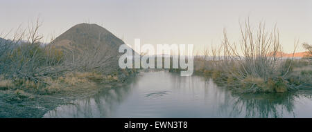 Panoramaaussicht in der Dämmerung über den See und zuckerhut der Südinsel Neuseeland Mount, mit rotem Licht in der Ferne. Stockfoto