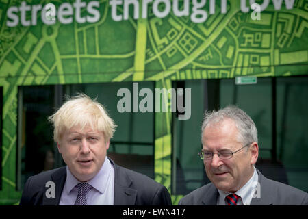 London, UK. 29. Juni 2015. Sir Peter Hendy CBE (R), Kommissar für Verkehr tritt Bürgermeister Boris Johnson (L) bei der Einführung einer Weltpremiere Null Emission elektrische Doppeldecker-Bus Testversion auf sauberen Bus Gipfel Rahmenkredit: Guy Corbishley/Alamy Live News Stockfoto