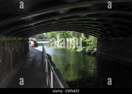 Unterführung entlang der Grand Union Canal in Westbourne Park Gegend von London, UK Stockfoto