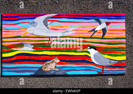Bunte Grafik auf ein Vogel im Hodbarrow Naturreservat in Millom mit Black Combe hinter, Cumbria, UK verstecken. Stockfoto