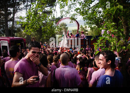 Riscos de Bilibio, Haro, La Rioja, Spanien. 29. Juni 2015. Nachtschwärmer in Haro Wein Schlacht jährlich am St.-Peter Tag statt. Stockfoto