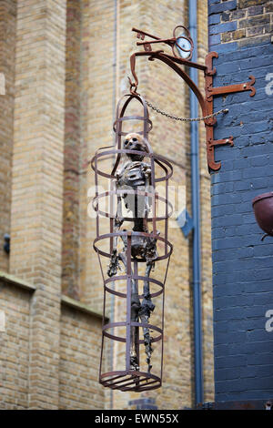 LONDON, UK - 23.Juni: Nachbildung des Skelett im Käfig am Eingang zum The Clink Gefängnismuseum, die mittelalterliche Folter zu Exponate Stockfoto