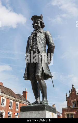 Statue von James Boswell (1740-1795), stehen in der Nähe der Geburtsort von Dr. Samuel Johnson in der Market Street, Lichfield. Stockfoto
