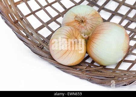 Zwiebel in Bambus Korb isoliert weiß Stockfoto