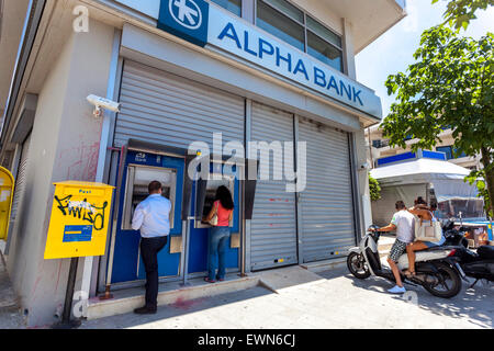 Kreta, Griechenland. Juni 2015. Die Leute heben Geld von Geldautomaten, Rethymno, Kreta, Griechenland Bank Stockfoto