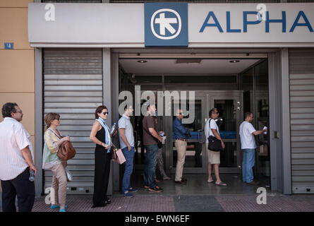 Menschen warten in der Schlange, Geld von einem Geldautomaten in Athen, Griechenland, am 29. Juni 2015. Foto: Sokrates Baltagiannis/dpa Stockfoto
