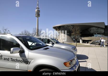 Deutschland, München, historisches Museum der BMW Autofabrik am Hauptsitz Unternehmens; im Hintergrund den Olympiaturm. Stockfoto