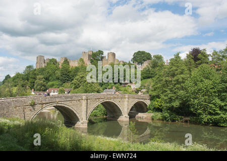 Dinham Brücke über den Fluss Teme in Ludlow, mit Ludlow Castle im Hintergrund Stockfoto