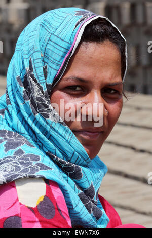 weibliche Ziegelei Arbeiter (20 Jahre) Form Ziegel auf ein Feld der Patoki Ziegelei in der Nähe von Lahore, Pakistan Stockfoto