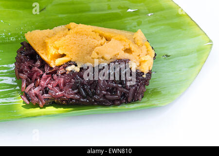 Schwarzer Klebreis mit Vanillesauce, eingehüllt in Banane Blätter Stockfoto