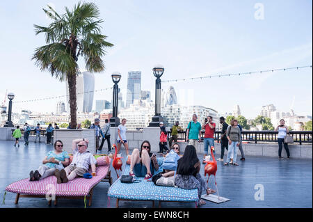 London, UK. 29. Juni 2015. Der Bereich vor dem Rathaus erinnert an die Côte d ' Azur mit Palmen, blauer Himmel und warme Temperaturen. Bildnachweis: Stephen Chung / Alamy Live News Stockfoto