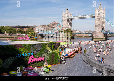 London, UK. 29. Juni 2015. Der Bereich vor dem Rathaus erinnert an die Côte d ' Azur mit Palmen, blauer Himmel und warme Temperaturen. Bildnachweis: Stephen Chung / Alamy Live News Stockfoto