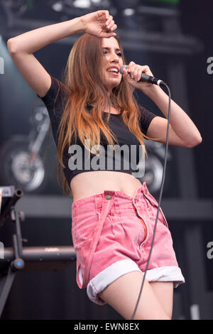 Milwaukee, Wisconsin, USA. 28. Juni 2015. Sängerin RYN WEAVER führt live auf der Bühne auf dem Sommerfest Music Festival in Milwaukee, Wisconsin © Daniel DeSlover/ZUMA Draht/Alamy Live News Stockfoto