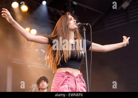 Milwaukee, Wisconsin, USA. 28. Juni 2015. Sängerin RYN WEAVER führt live auf der Bühne auf dem Sommerfest Music Festival in Milwaukee, Wisconsin © Daniel DeSlover/ZUMA Draht/Alamy Live News Stockfoto