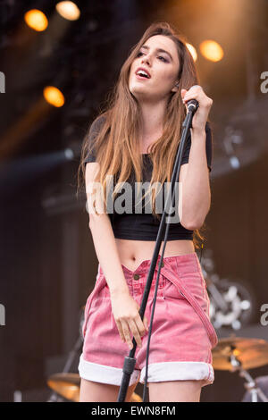 Milwaukee, Wisconsin, USA. 28. Juni 2015. Sängerin RYN WEAVER führt live auf der Bühne auf dem Sommerfest Music Festival in Milwaukee, Wisconsin © Daniel DeSlover/ZUMA Draht/Alamy Live News Stockfoto