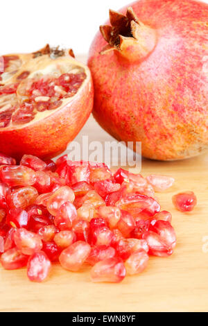 Granatäpfel voll, Schnitt und Körner Stockfoto