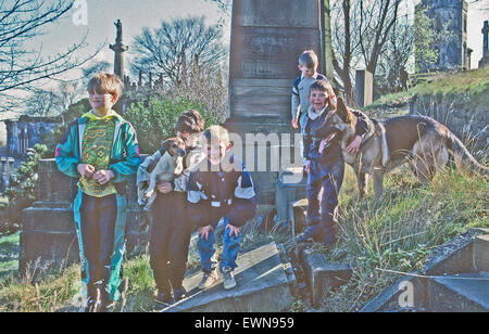 Jungen hängen in einem berühmten Glasgow-Friedhof Stockfoto