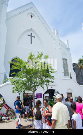 Charleston, South Carolina, USA. 29. Juni 2015. Famous Emanuel A.M.E. Kirche in Charleston South Carolina schwarz Kirchenleute zu verlassen Blumen und Nachrichten und Bilder von der Szene der schreckliche Mord von 9 Personen am 17. Juni 2015. Bildnachweis: Bill Bachmann/Alamy Live-Nachrichten Stockfoto