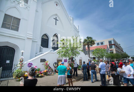 Charleston, South Carolina, USA. 29. Juni 2015. Famous Emanuel A.M.E. Kirche in Charleston South Carolina schwarz Kirchenleute zu verlassen Blumen und Nachrichten und Bilder von der Szene der schreckliche Mord von 9 Personen am 17. Juni 2015. Bildnachweis: Bill Bachmann/Alamy Live-Nachrichten Stockfoto