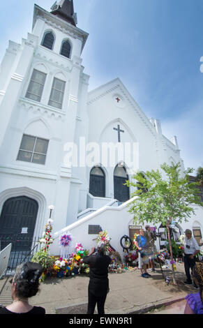 Charleston, South Carolina, USA. 29. Juni 2015. Famous Emanuel A.M.E. Kirche in Charleston South Carolina schwarz Kirchenleute zu verlassen Blumen und Nachrichten und Bilder von der Szene der schreckliche Mord von 9 Personen am 17. Juni 2015. Bildnachweis: Bill Bachmann/Alamy Live-Nachrichten Stockfoto