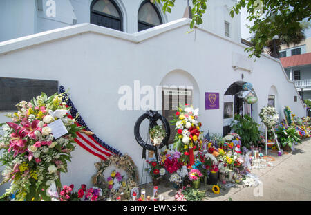 Charleston, South Carolina, USA. 29. Juni 2015. Famous Emanuel A.M.E. Kirche in Charleston South Carolina schwarze Kirche Blumen und Botschaften und Zeichen links von Menschen in der Szene der schreckliche Mord von 9 Personen am 17. Juni 2015 Credit: Bill Bachmann/Alamy Live News Stockfoto