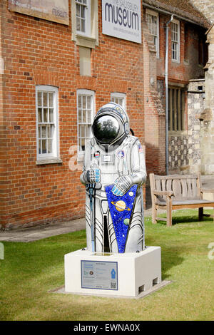 Statue eines Ritters mit Schwert und Schild in Form eines Astronauten Stockfoto