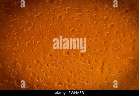Textur Wassertropfen auf die Flasche Bier. Bier-Hintergrund Stockfoto