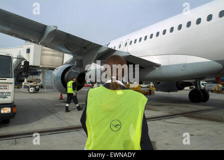 Luftfahrt Deutsche Lufthansa prüft Flugzeug vor dem start Stockfoto